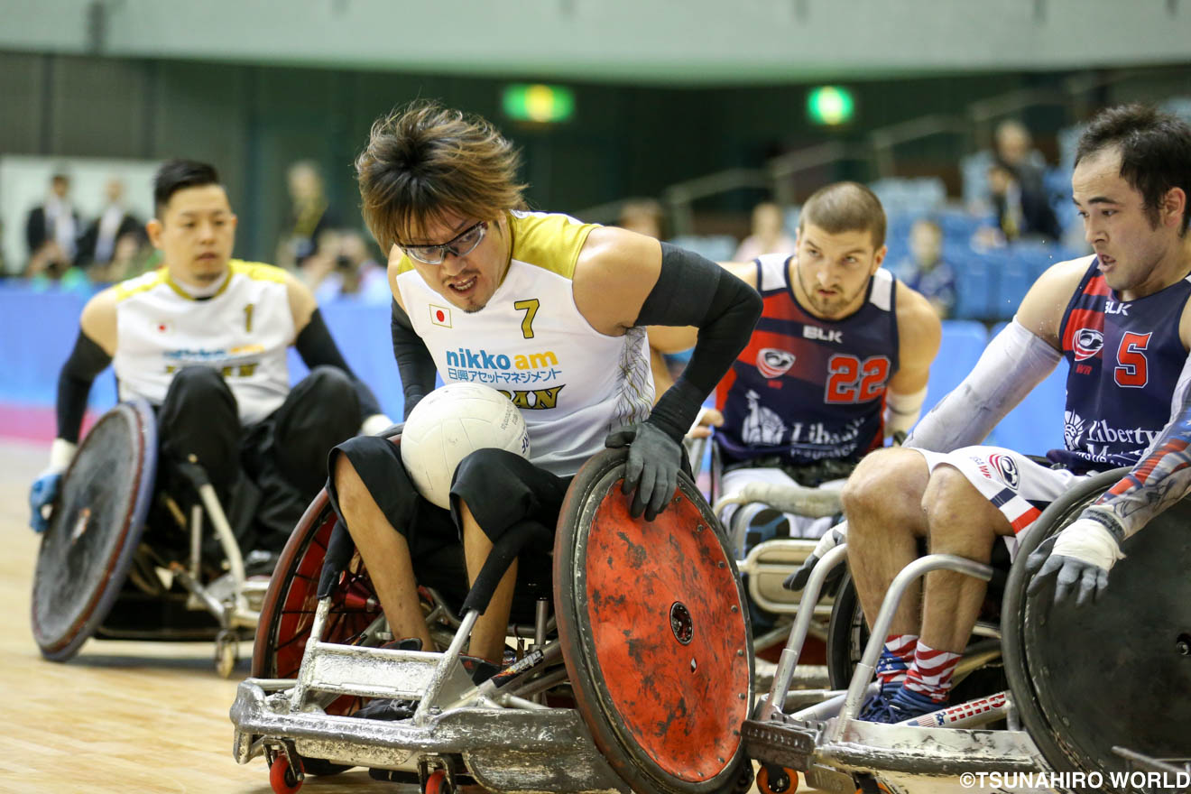 チャック・アオキ(USA/No.5)を振り切るエースの池崎大輔(JPN/No.7) | ジャパンパラウィルチェアーラグビー競技|ジャパンパラウィルチェアーラグビー競技 | Glitters 障害者スポーツ専門ニュースメディア