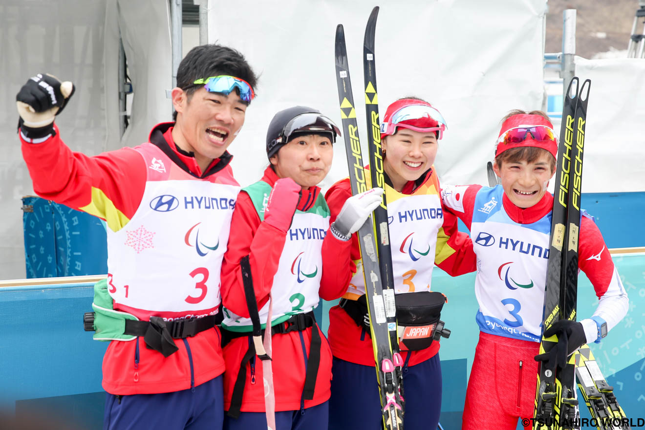 混合リレーで4位に入賞し、笑顔で終えた(左から)新田佳浩、出来島、阿部、川除 | 課題も可能性も見えた10日間。次への糧に|平昌パラ2018:ノルディックスキー(総集編) | Glitters 障害者スポーツ専門ニュースメディア