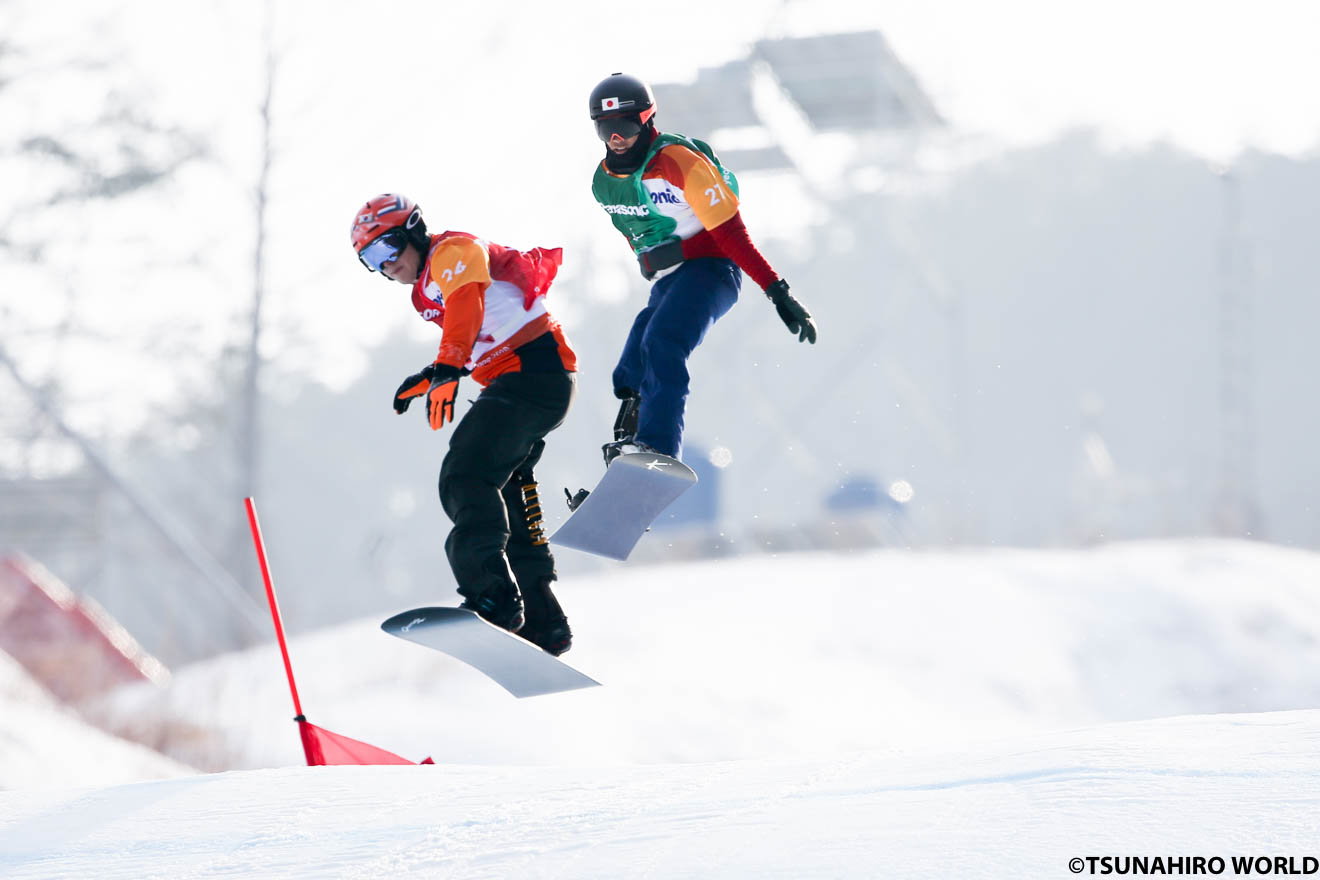 スノボードクロス準々決勝でクリス・ボスと競り合う小栗大地(右) | 世界最高峰の舞台で切った3人の「新たなスタート」|平昌パラ2018:パラスノーボード(総集編) | Glitters 障害者スポーツ専門ニュースメディア