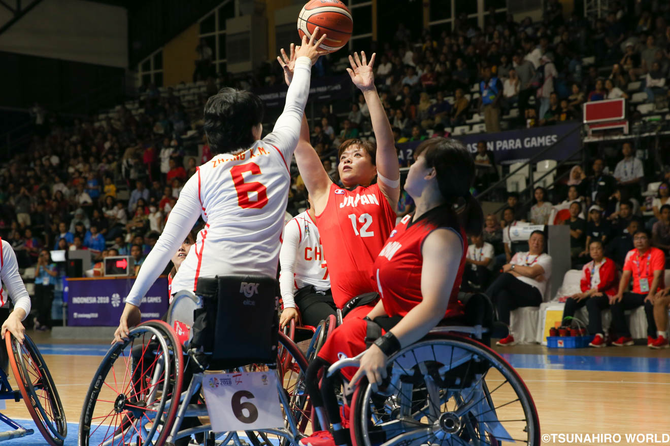 中国の高い壁の上を越えるようにシュートを放つキャプテン藤井郁美 | 想像以上に厚かった“世界ベスト4”の壁|インドネシア2018アジアパラ競技大会:女子車いすバスケットボール(総集編) | Glitters 障害者スポーツ専門ニュースメディア