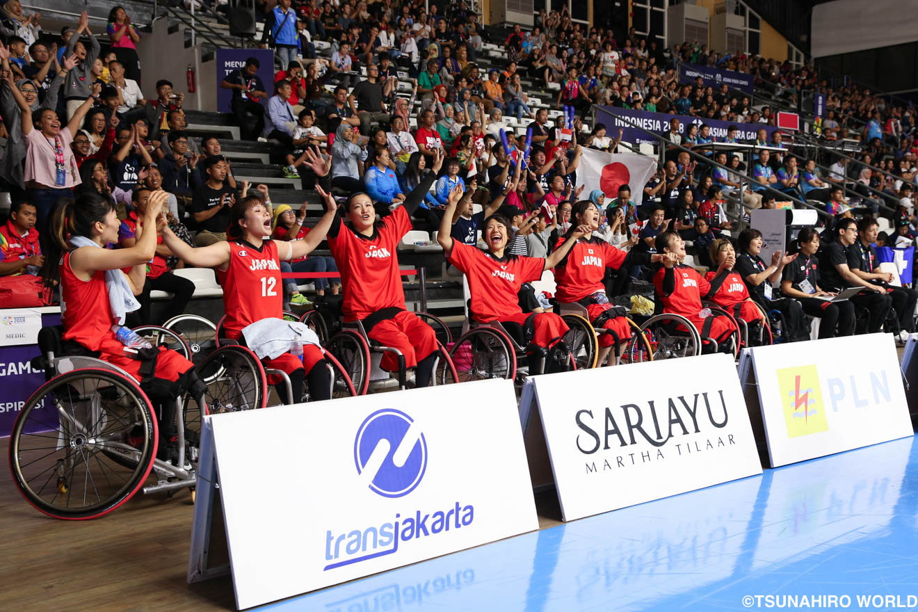 仲間のシュートが決まり、大喜びする日本ベンチ | 想像以上に厚かった“世界ベスト4”の壁｜インドネシア2018アジアパラ競技大会：女子車いすバスケットボール（総集編） | Glitters 障害者スポーツ専門ニュースメディア