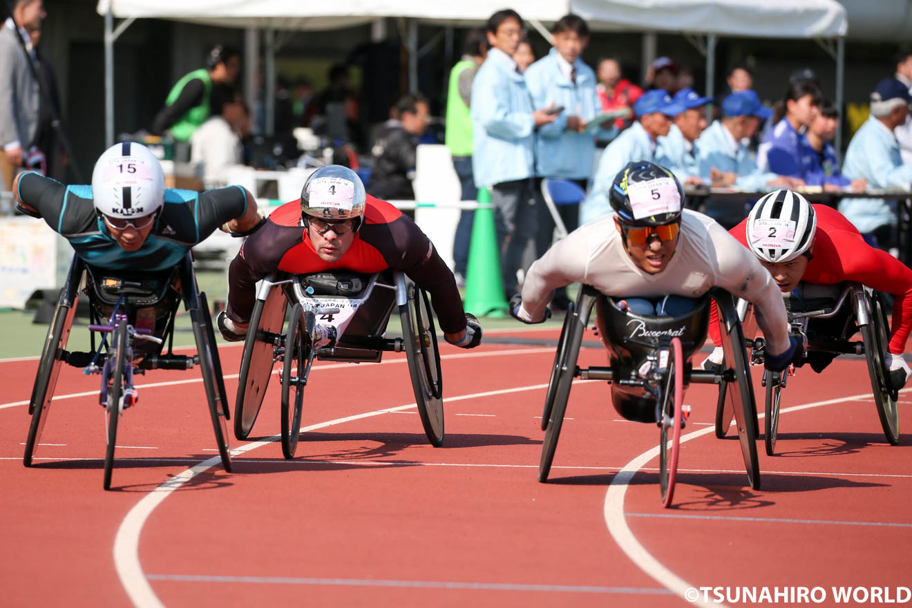 トラックで激しく競り合うマルセル・フグ(左から2番目) | マルセルが7度目の栄冠、女子は喜納が2連覇|第38回大分国際車いすマラソン | Glitters 障害者スポーツ専門ニュースメディア
