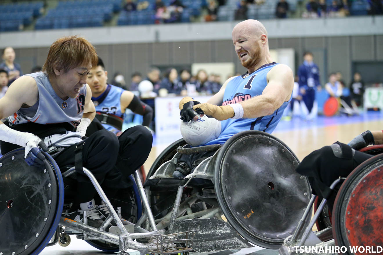 圧倒的なパワーとスピードでチームを3連覇に導いたマット・ルイス(写真右) | Okinawa Hurricanesが3連覇を達成!|第20回ウィルチェアーラグビー日本選手権大会 | Glitters 障害者スポーツ専門ニュースメディア