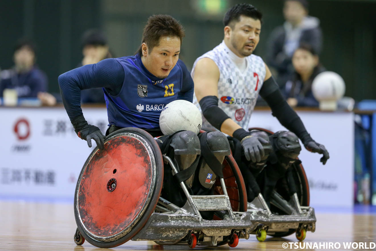 スピードのあるプレイで攻守に活躍した島川慎一(写真左) | Okinawa Hurricanesが3連覇を達成!|第20回ウィルチェアーラグビー日本選手権大会 | Glitters 障害者スポーツ専門ニュースメディア