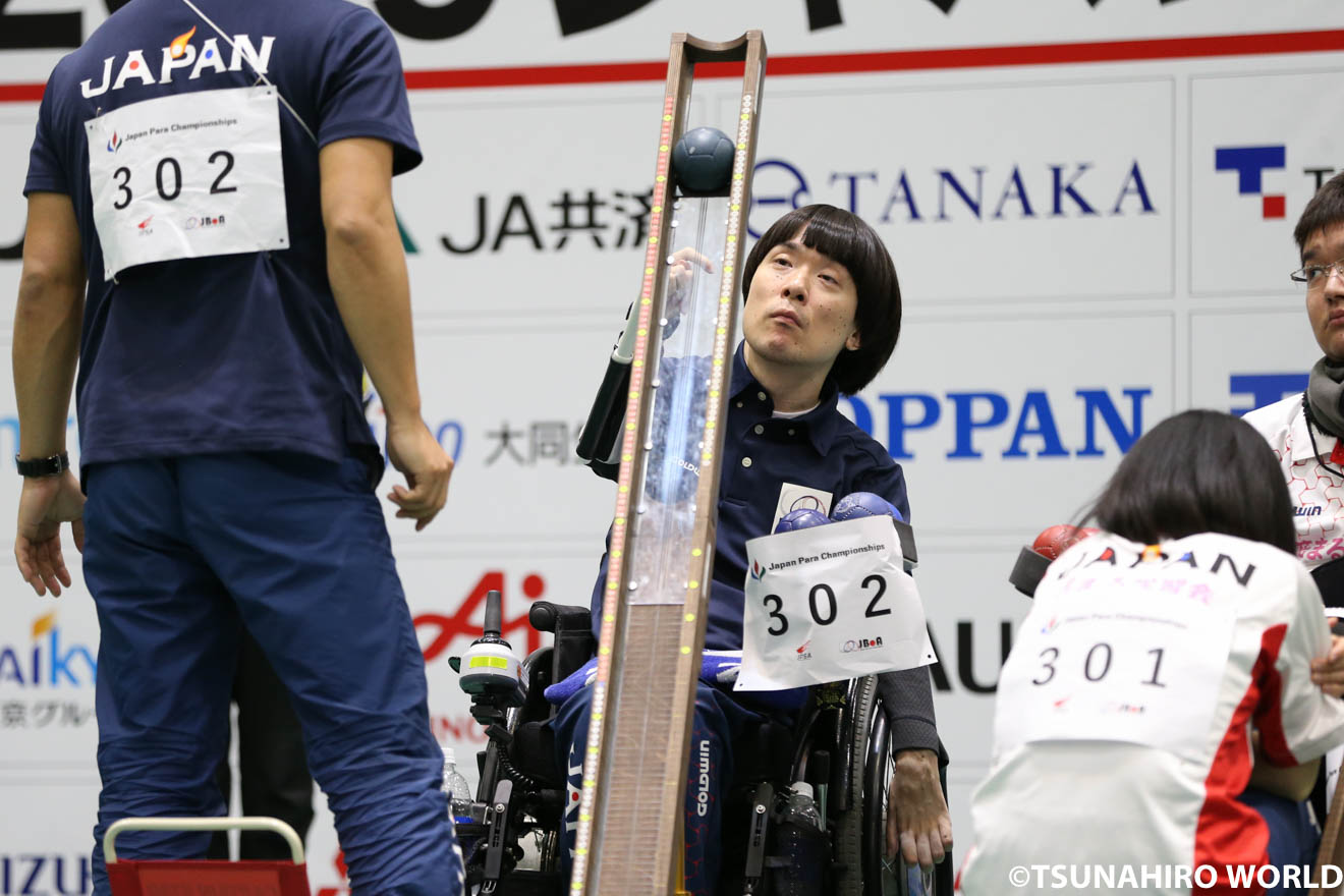 ランプ調整後に右手に固定させたリリーサーを使って投球。正確なショットを放ちBC3個人戦を制した高橋和樹 | ボッチャの醍醐味が炸裂|2019ジャパンパラボッチャ競技大会 | Glitters 障害者スポーツ専門ニュースメディア