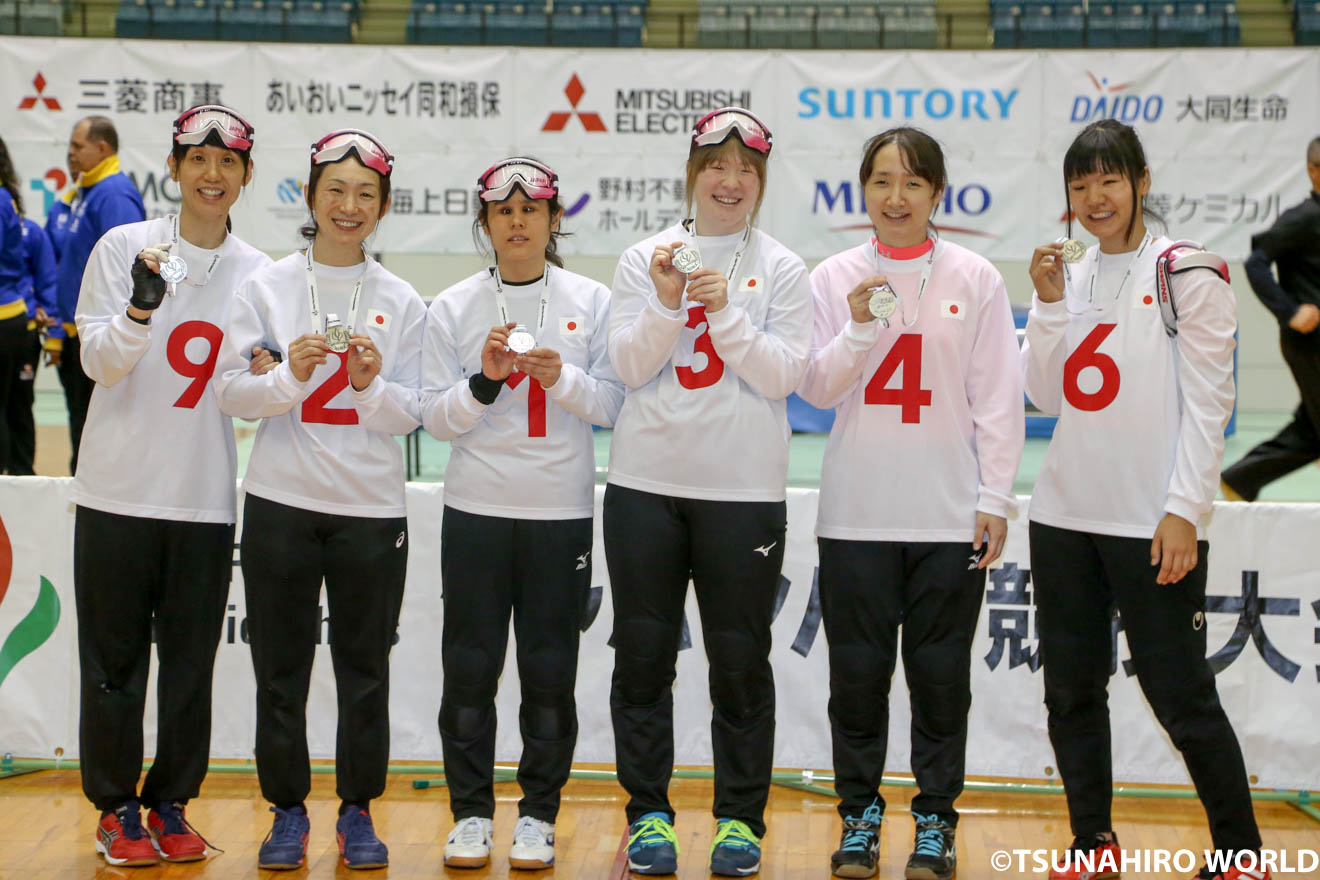 表彰式で笑顔を見せる日本チーム。（左から）小宮、浦田、安室、欠端、若杉、萩原 | すべては、東京パラリンピックで再び輝くための道のり｜2019ジャパンパラゴールボール競技大会 | Glitters 障害者スポーツ専門ニュースメディア