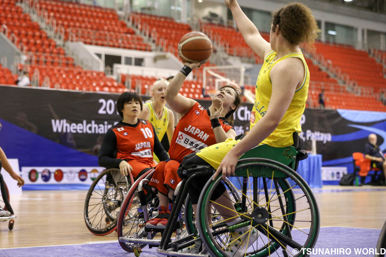 体格差のある相手のディフェンスをものともせず、シュートを決める柳本あまね | 日本代表、男女ともに準決勝で敗れ、3位決定戦へ|2019アジアオセアニアチャンピオンシップス | Glitters 障害者スポーツ専門ニュースメディア
