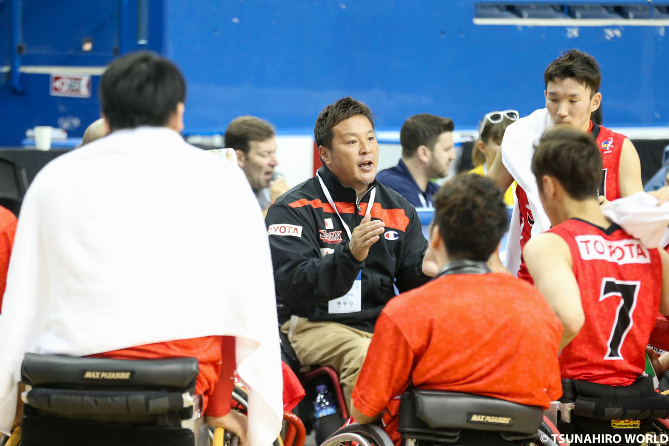 3大会ぶりのメダル獲得に向けて、日本チームを率いる京谷和幸HC。 | 日本、ドイツに敗れ4勝1敗で決勝Tへ｜IWBF男子U23世界車いすバスケットボール選手権大会 | Glitters 障害者スポーツ専門ニュースメディア