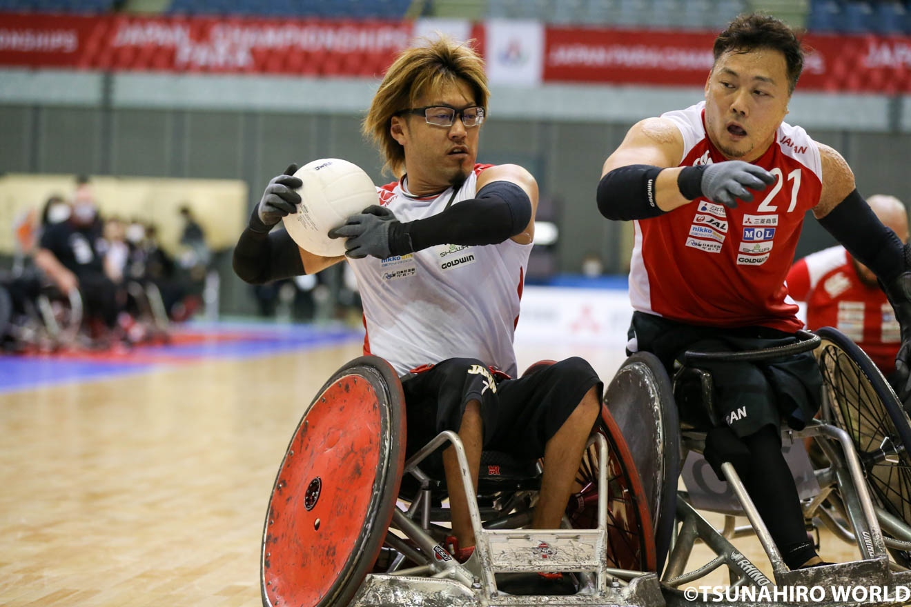 ゴール前で激しく競り合う池崎大輔(左)と池透暢(右) | 1年5ヶ月ぶりの公式戦、東京パラへ確かな手応え|2021ジャパンパラ車いすラグビー競技大会 | Glitters 障害者スポーツ専門ニュースメディア