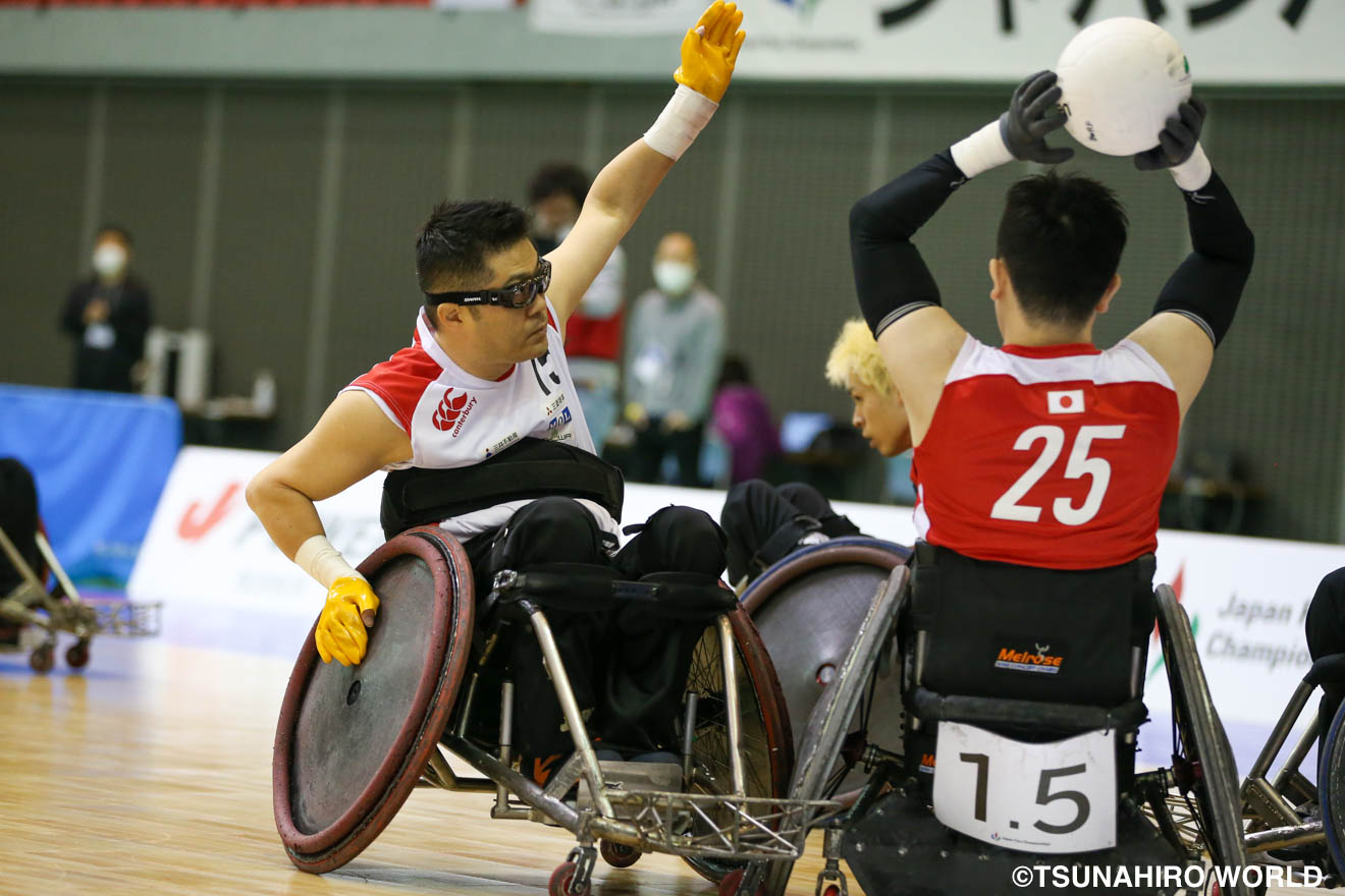 必死に手を伸ばし、パスカットを狙う岸光太郎(左) | 1年5ヶ月ぶりの公式戦、東京パラへ確かな手応え|2021ジャパンパラ車いすラグビー競技大会 | Glitters 障害者スポーツ専門ニュースメディア