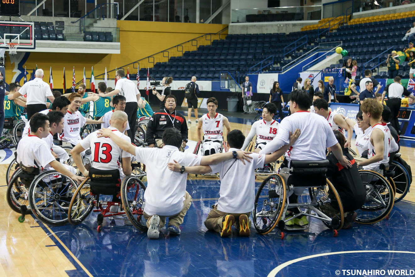 試合終了後、チーム最後の円陣を組む男子U23日本代表。 | 日本、豪州に逆転負けでメダルを逃す|IWBF男子U23世界車いすバスケットボール選手権大会 | Glitters 障害者スポーツ専門ニュースメディア