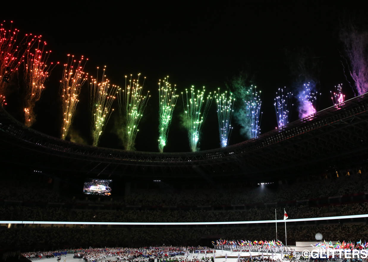 国立競技場に打ち上がったレインボーカラーの花火 | 東京パラリンピック開幕　コンセプトは「翼」｜東京2020パラリンピック競技大会 8/24【開会式】 | Glitters 障害者スポーツ専門ニュースメディア