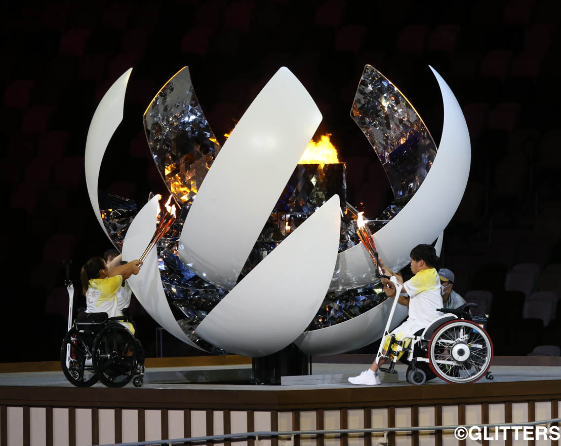最終走者の上地結衣、内田峻介、森崎可林の3名が一斉に聖火台に火を灯した | 東京パラリンピック開幕 コンセプトは「翼」|東京2020パラリンピック競技大会 8/24【開会式】 | Glitters 障害者スポーツ専門ニュースメディア