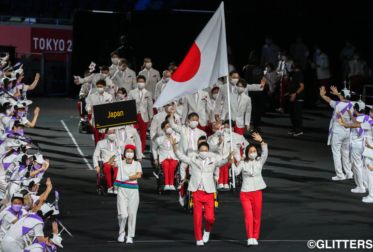 旗手の岩渕幸洋、谷真海を先頭に日本選手団が笑顔で入場 | 東京パラリンピック開幕　コンセプトは「翼」｜東京2020パラリンピック競技大会 8/24【開会式】 | Glitters 障害者スポーツ専門ニュースメディア