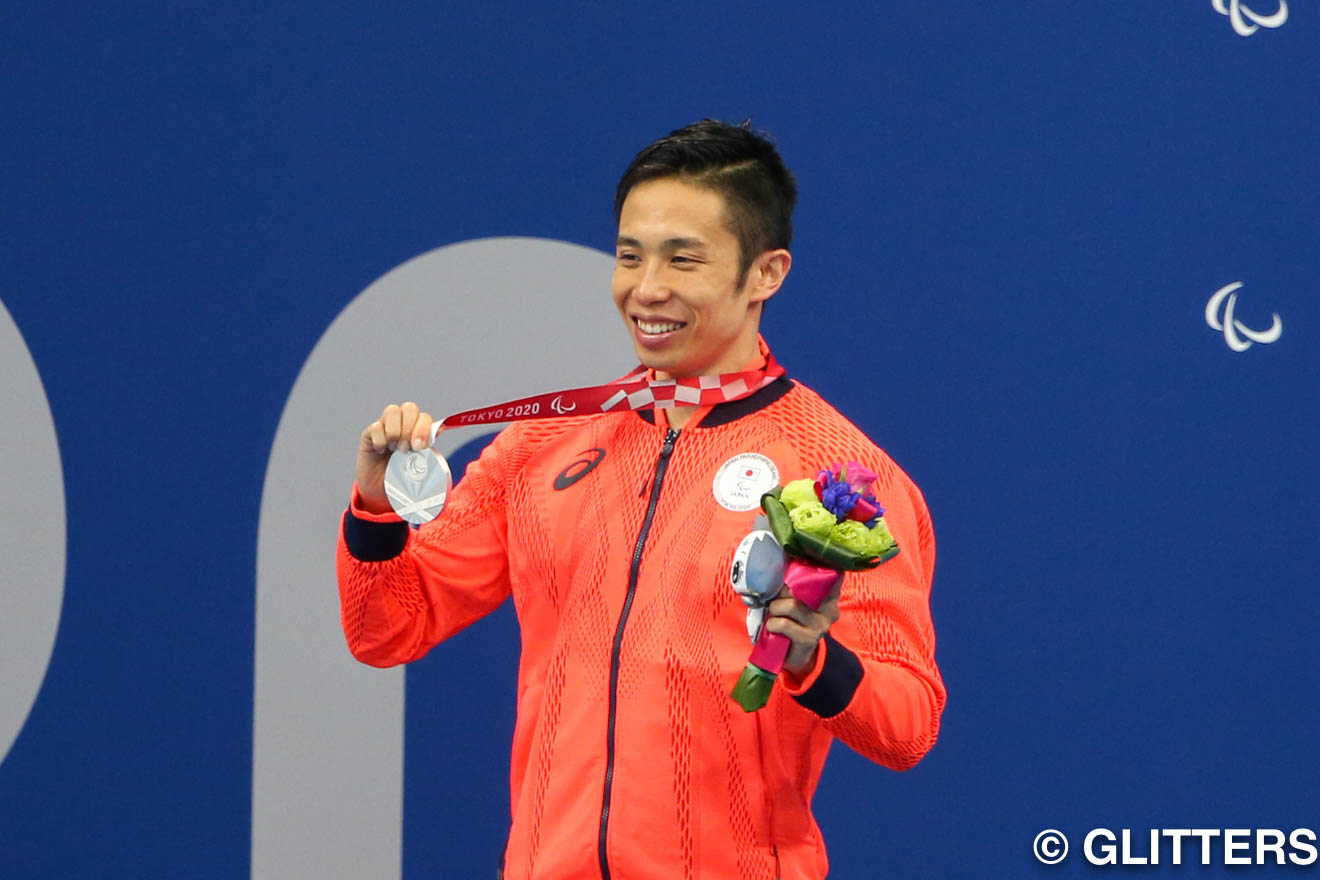 初出場となるパラリンピックで銀メダルを手にした富田宇宙 | 水泳 鈴木孝幸が大会新で金メダル獲得!富田宇宙は涙の銀メダル|東京2020パラリンピック競技大会 8/26【大会3日目】 | Glitters 障害者スポーツ専門ニュースメディア