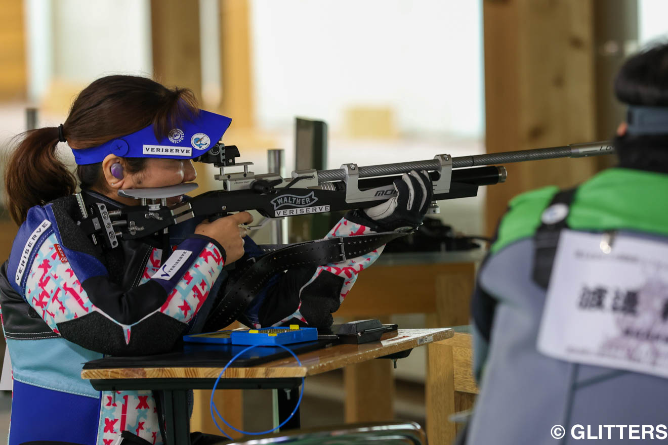 男女混合10mエアライフル伏射(SH1)を制した片山友子 | 東京パラ代表・水田が優勝、片山はパラ代表を退け逆転勝利！｜第34回全日本障害者ライフル射撃競技選手権大会 | Glitters 障害者スポーツ専門ニュースメディア