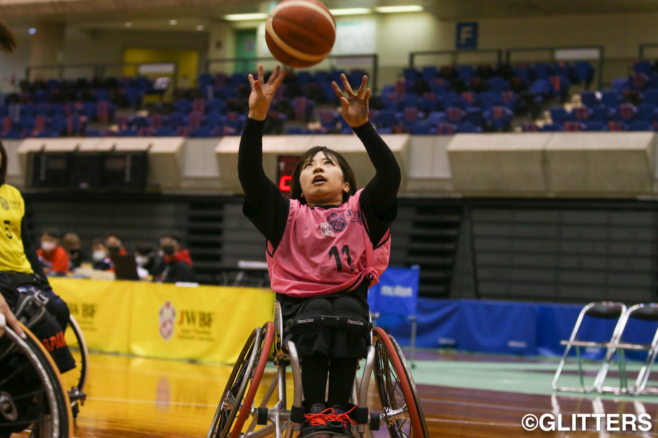 ローポインター選手ながら、積極的にシュートを打った財満いずみ | 車いすバスケットボール女子、再始動！
東京パラリンピック後、初の公式試合｜2021神戸女子車いすバスケットボール大会 | Glitters 障害者スポーツ専門ニュースメディア