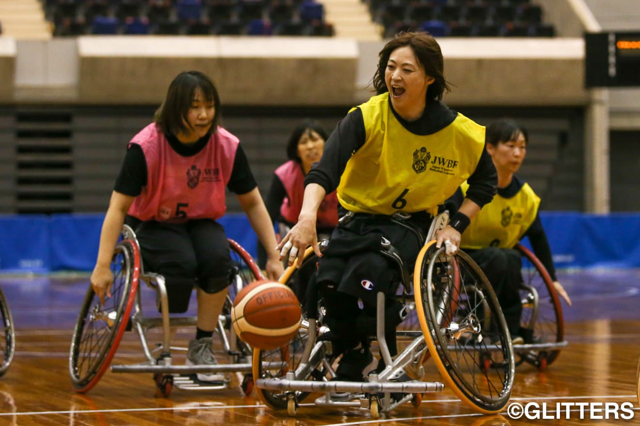 軽やかかつ力強い動きでディフェンスを翻弄する土田真由美 | 車いすバスケットボール女子、再始動！
東京パラリンピック後、初の公式試合｜2021神戸女子車いすバスケットボール大会 | Glitters 障害者スポーツ専門ニュースメディア