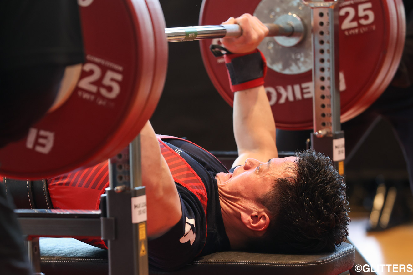 男子49kg級で自身の持つ日本記録を1kg更新する139kgで優勝した西崎哲男 | ベテランと若手が競演、9つの階級で日本新記録更新!|第22回全日本パラ•パワーリフティング選手権大会 | Glitters 障害者スポーツ専門ニュースメディア