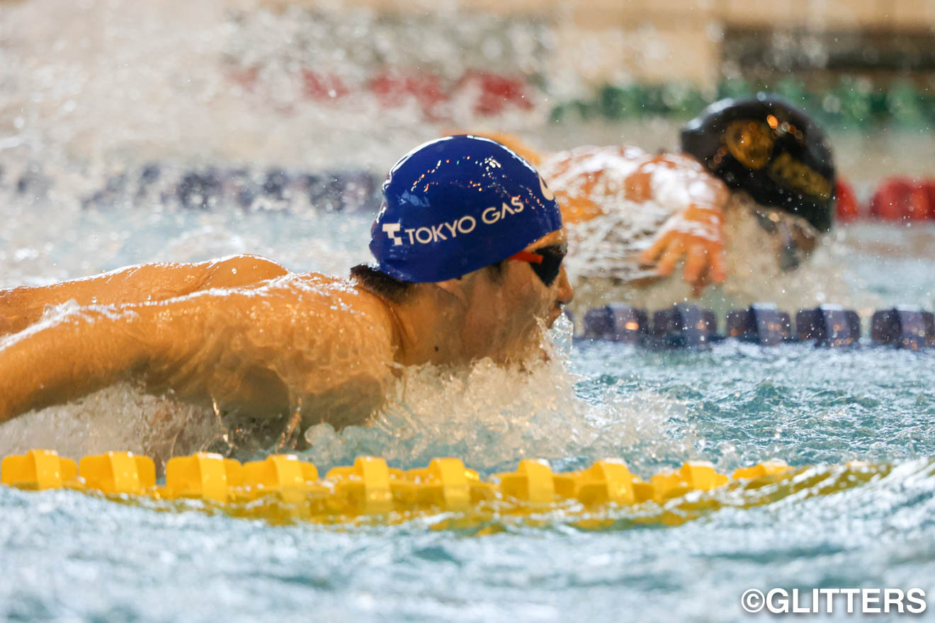 隣のレーンで競い合う木村敬一(手前)と富田宇宙(右奥) | 11選手が世界選手権派遣記録突破！ パラ水泳春季記録会1日目
｜2022パラ水泳春季記録会【1日目】 | Glitters 障害者スポーツ専門ニュースメディア