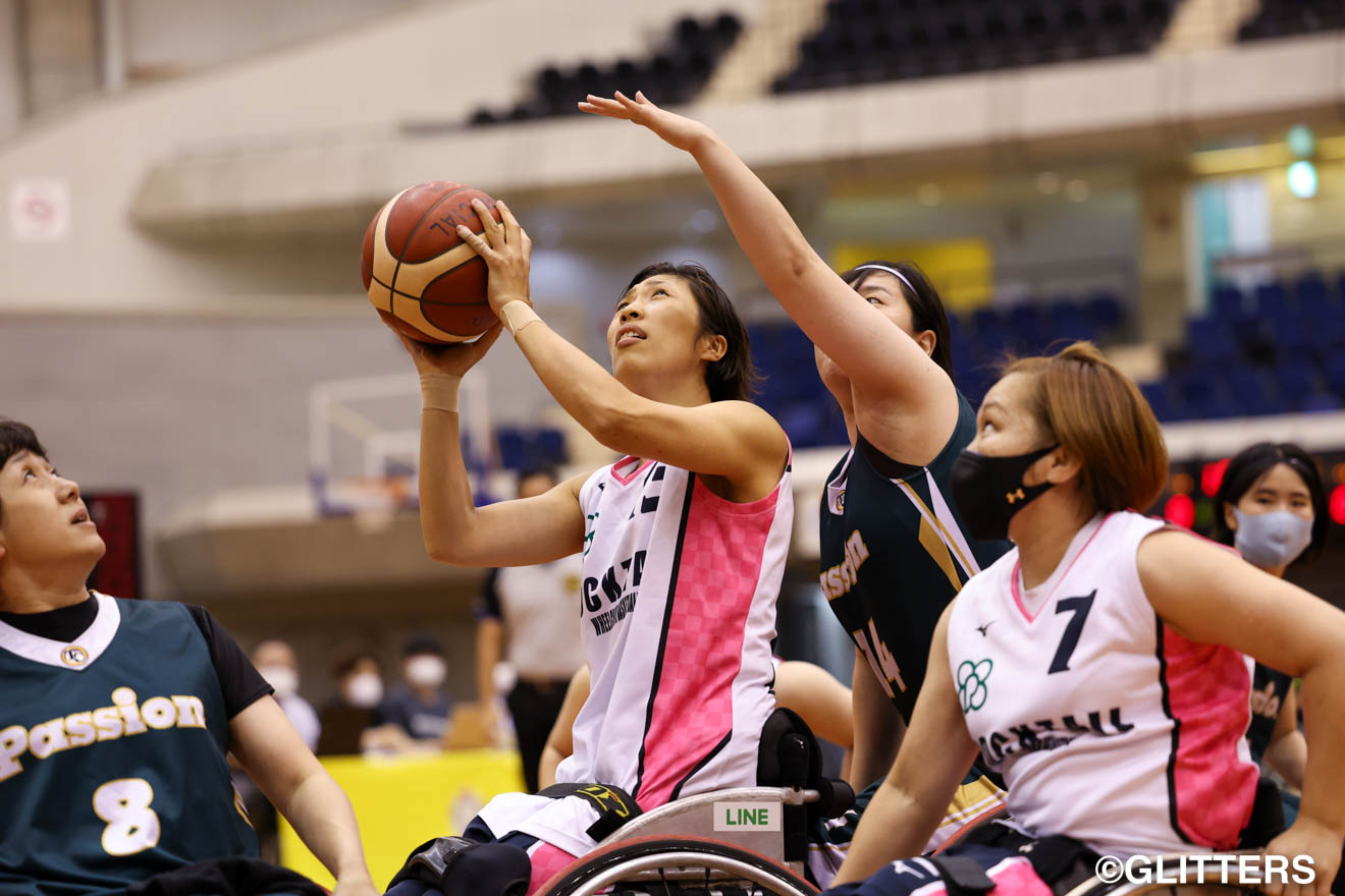 攻守に渡り、チームを牽引したカクテルの北田千尋(写真中央) | カクテルが大会7連覇に王手! |皇后杯 第31回日本女子車いすバスケットボール選手権大会【1日目】 | Glitters 障害者スポーツ専門ニュースメディア