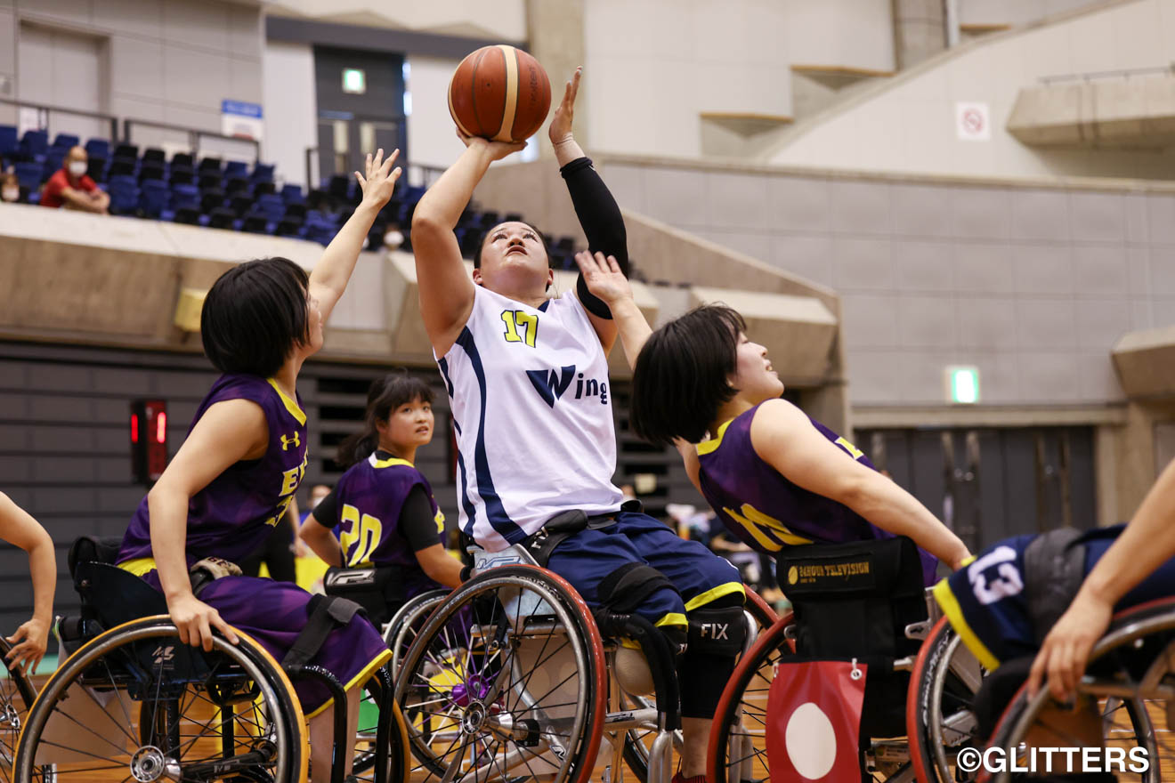 ゴール下でシュートを放つWingの鈴木百萌子 | カクテルが大会7連覇に王手! |皇后杯 第31回日本女子車いすバスケットボール選手権大会【1日目】 | Glitters 障害者スポーツ専門ニュースメディア