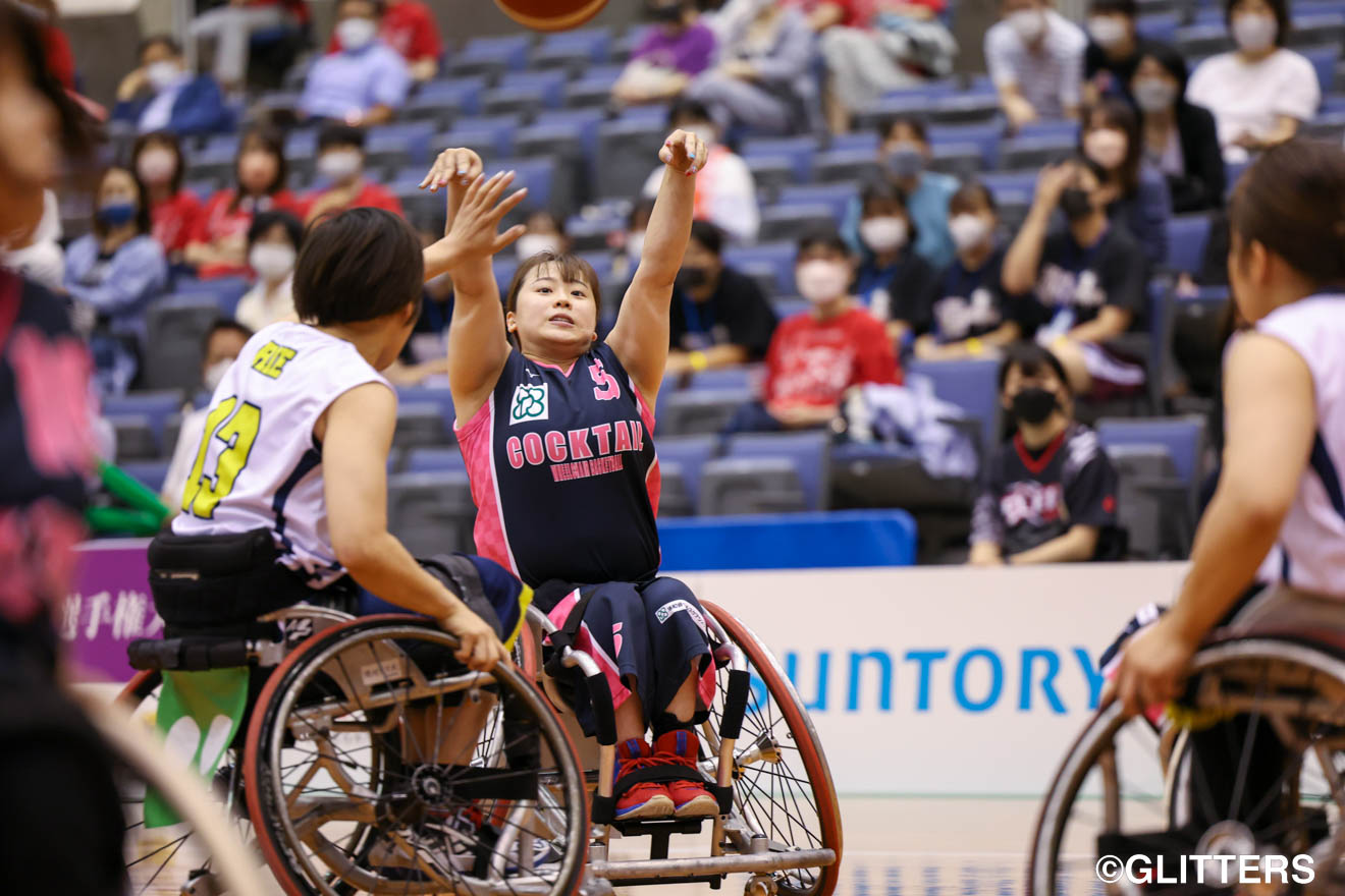 自身初の大会MVPを獲得した柳本あまね(写真中央) | カクテルが全勝優勝で大会7連覇達成｜皇后杯 第31回日本女子車いすバスケットボール選手権大会【2日目】 | Glitters 障害者スポーツ専門ニュースメディア