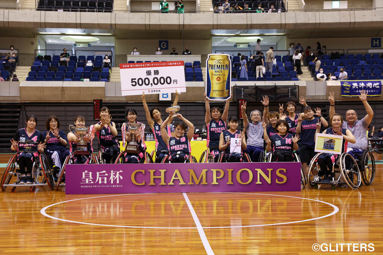 7連覇を達成し、喜びを見せるカクテルのメンバーとコーチ陣 | カクテルが全勝優勝で大会7連覇達成|皇后杯 第31回日本女子車いすバスケットボール選手権大会【2日目】 | Glitters 障害者スポーツ専門ニュースメディア