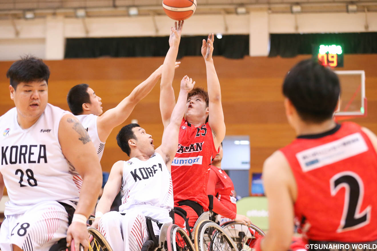 厳しいマークをされながらも持ち前のパワーと高さでシュートを打つ秋田啓。 | IWBFアジアオセアニアチャンピオンシップス|IWBFアジアオセアニアチャンピオンシップス | Glitters 障害者スポーツ専門ニュースメディア