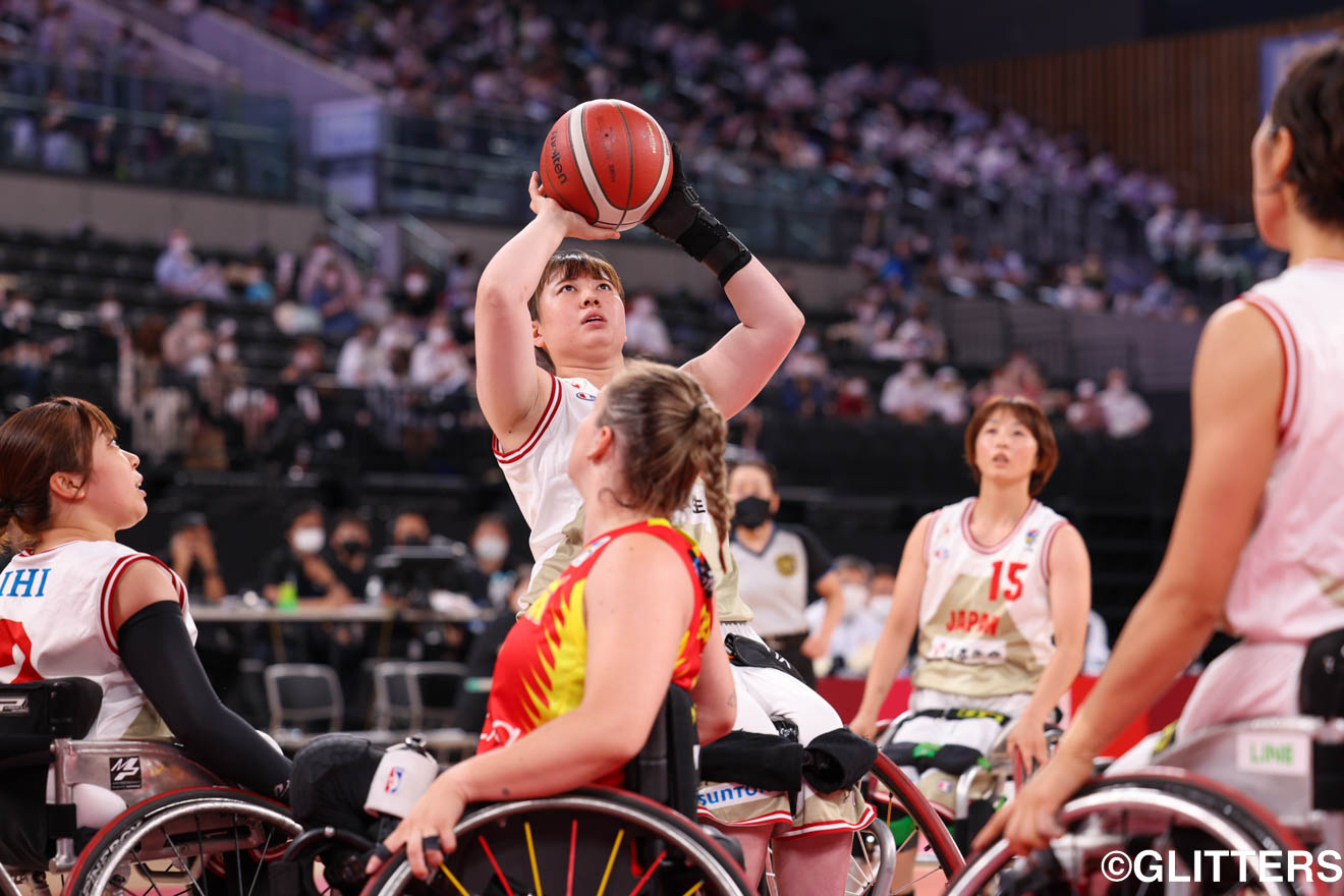 高さを生かして果敢にゴールを狙う江口侑理 | 女子日本代表 スペインに敗れるも「自分たちのバスケを出し切った」｜東京2020パラリンピック1周年記念イベント車いすバスケットボール国際エキジビションマッチ | Glitters 障害者スポーツ専門ニュースメディア