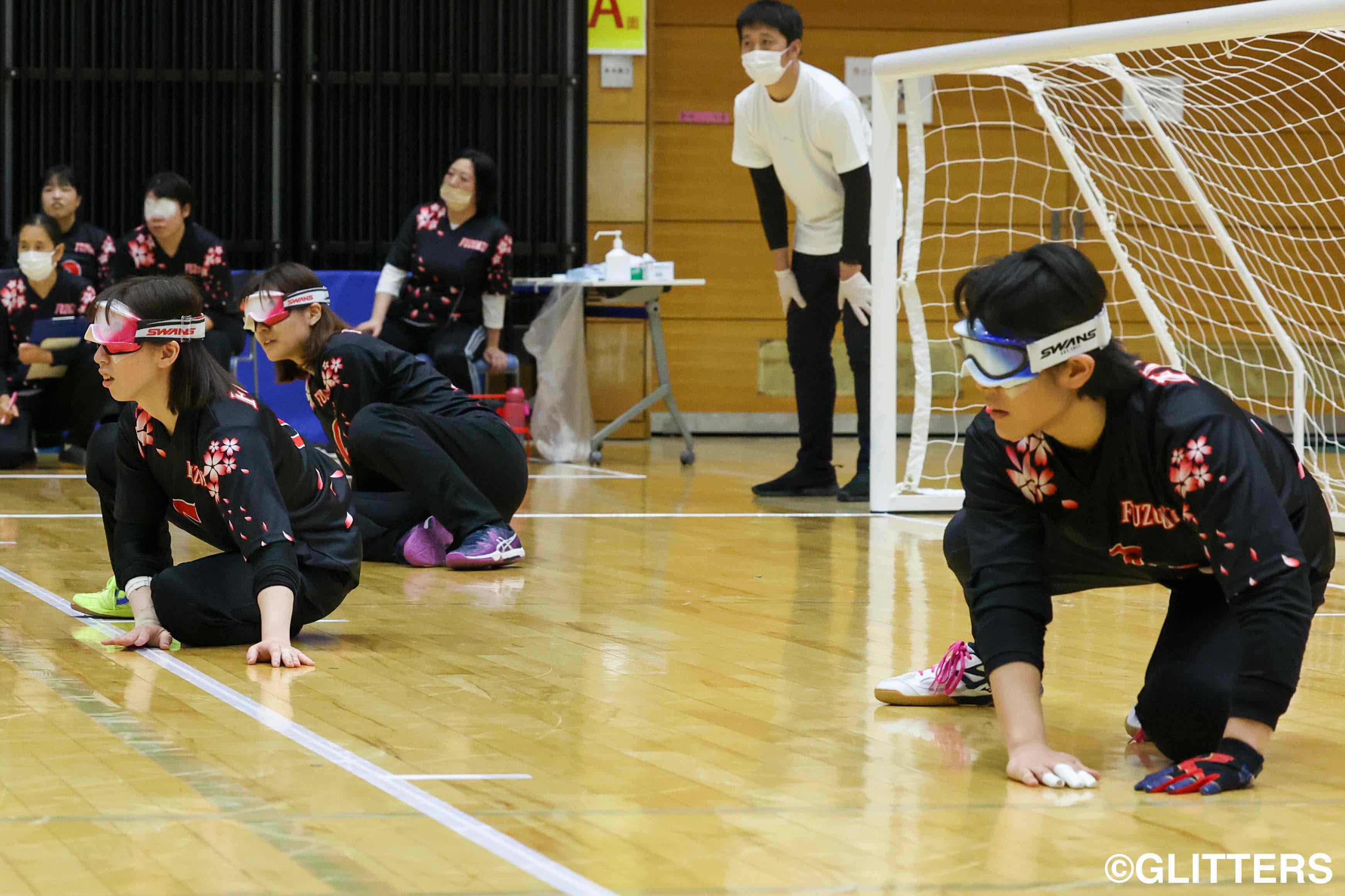 準決勝、決勝を無失点に抑えた鉄壁の守備(右から安室早姫，萩原紀佳，神谷歩未) | 萩原紀佳と伊藤雅敏の両日本代表が高い得点能力を発揮
女子は「チーム附属」が5度目の、男子は「Spread Wings」が新体制で初優勝
｜MONEY DOCTOR 2022日本ゴールボール選手権大会 | Glitters 障害者スポーツ専門ニュースメディア