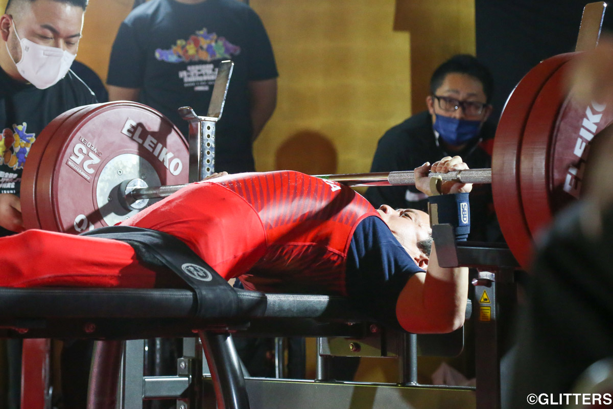 男子49kg級で優勝した西崎哲男 | 新星・田中秩加香が日本女子初の80kgを挙げ優勝
~第23回全日本パラ・パワーリフティング国際招待選手権大会~
|第23回全日本パラ・パワーリフティング国際招待選手権大会 | Glitters 障害者スポーツ専門ニュースメディア