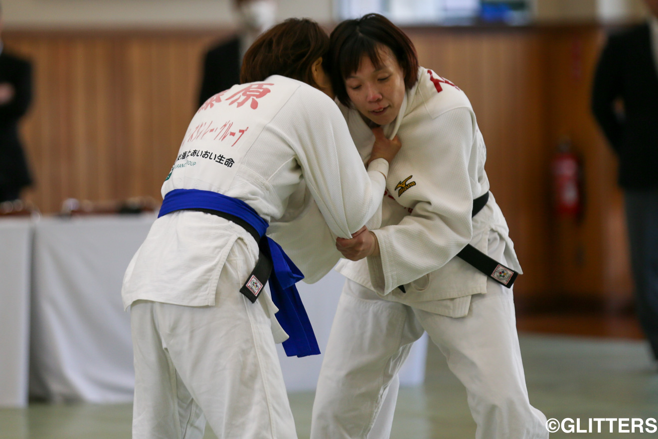 女子48kg級優勝をかけた藤原由衣(左)と石井亜弧(右)の一戦 | 北薗新光、90kg級で全勝優勝!|第38回全日本視覚障害者柔道大会 | Glitters 障害者スポーツ専門ニュースメディア