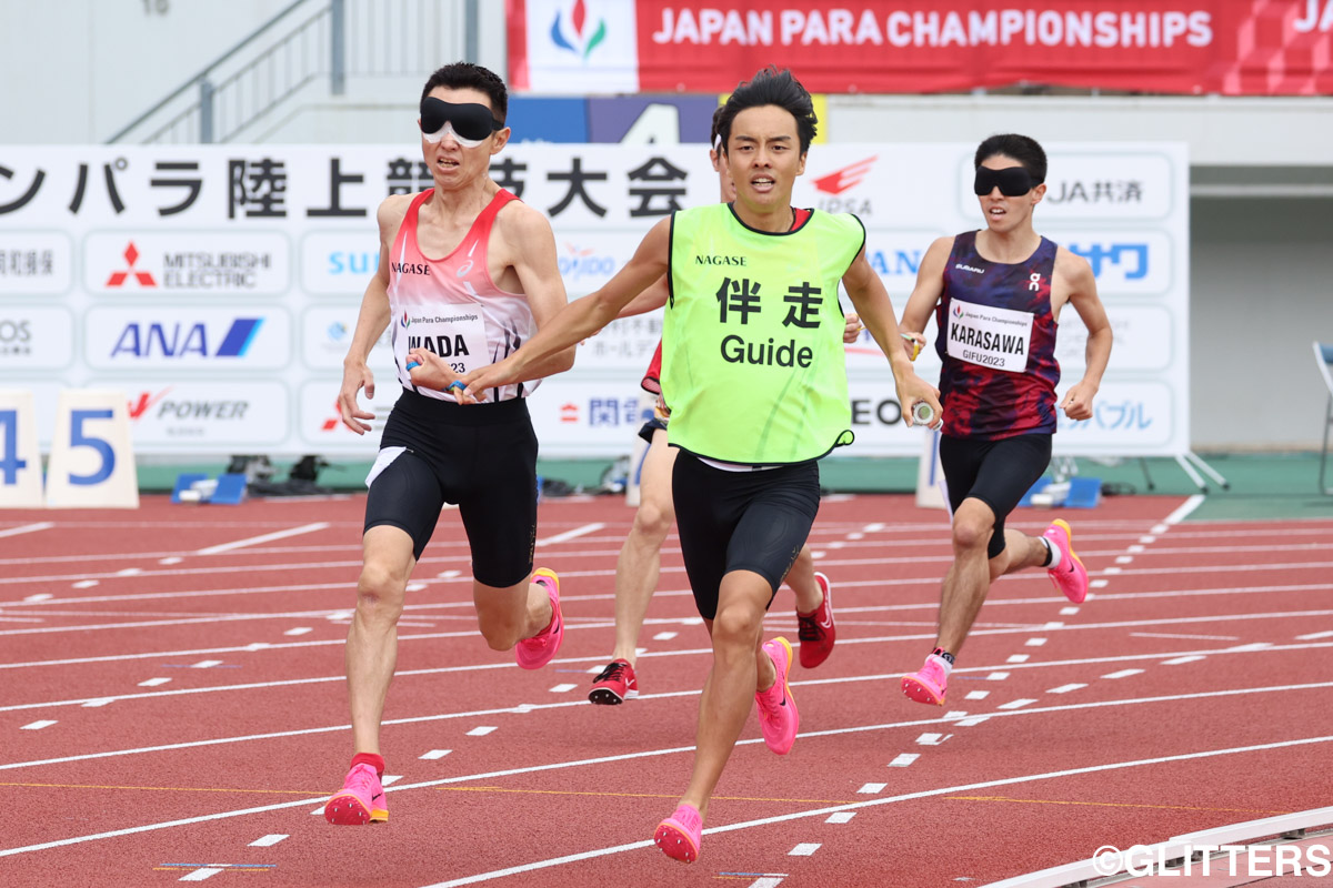 熱いデッドヒートを繰り広げる和田伸也(左)と唐澤剣也(右) | 世界選手権での活躍を誓い力の限りを尽くす
～2023 ジャパンパラ陸上競技大会（1日目）～｜2023 ジャパンパラ陸上競技大会【1日目】 | Glitters 障害者スポーツ専門ニュースメディア