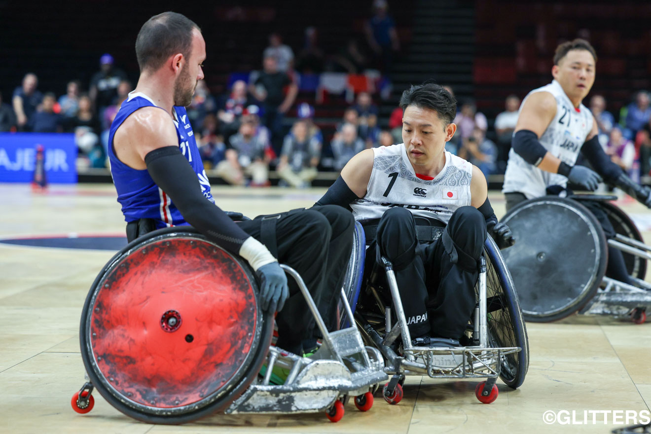 スピードのある相手ハイポインターの動きを封じる若山英史 | 車いすラグビー日本代表 フランスに惜敗もプール戦1位通過で準決勝進出｜International Wheelchair Rugby Cup Paris 2023（3日目） | Glitters 障害者スポーツ専門ニュースメディア