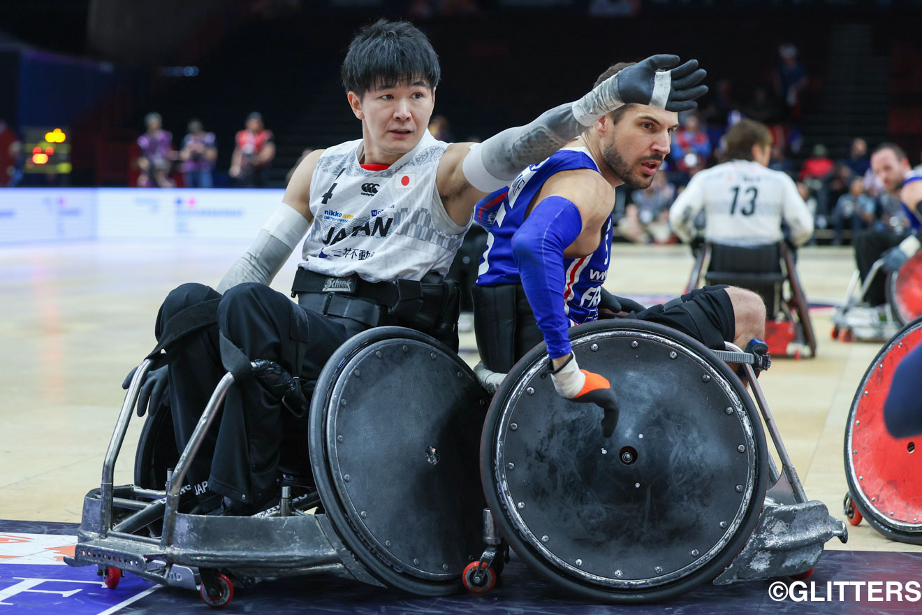 相手オフェンスに必死に食らいつく副キャプテンの羽賀理之 | 車いすラグビー日本代表 フランスに惜敗もプール戦1位通過で準決勝進出|International Wheelchair Rugby Cup Paris 2023(3日目) | Glitters 障害者スポーツ専門ニュースメディア