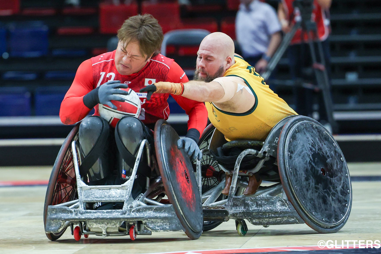 激しいプレッシャーをかわしながら必死にボールを運ぶ島川慎一 | 車いすラグビー日本代表 準決勝でオーストラリアに敗れ決勝進出を逃す|International Wheelchair Rugby Cup Paris 2023(4日目) | Glitters 障害者スポーツ専門ニュースメディア