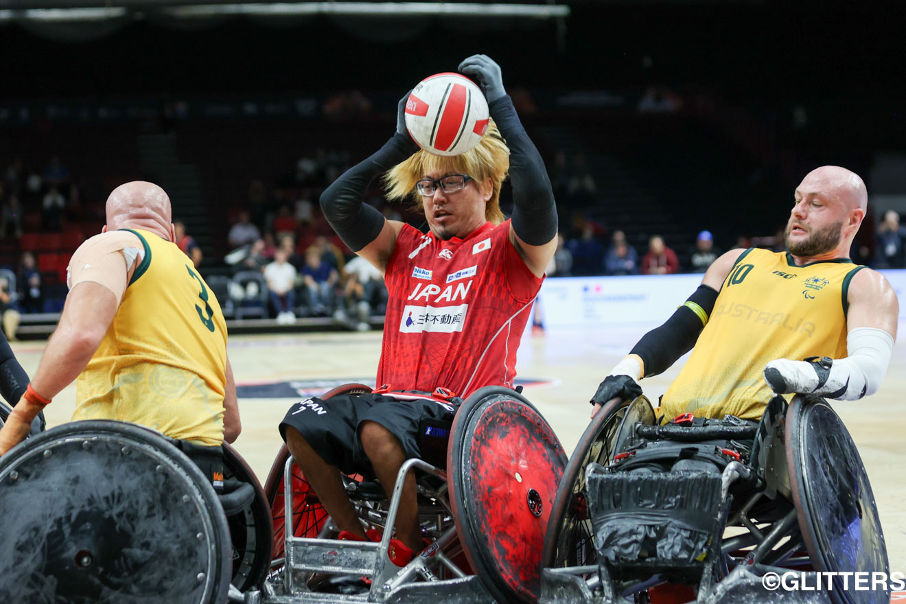 オーストラリアの激しいディフェンスをこじ開ける池崎大輔 | 車いすラグビー日本代表 準決勝でオーストラリアに敗れ決勝進出を逃す｜International Wheelchair Rugby Cup Paris 2023（4日目） | Glitters 障害者スポーツ専門ニュースメディア