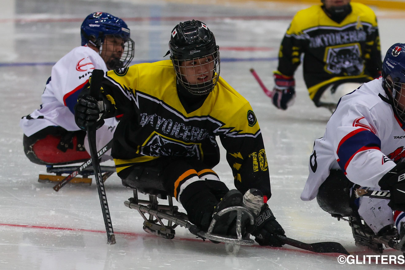 巧みなスレッジ捌きで相手ディフェンスをかわす若手エース伊藤樹 | 観客の声援が大きな力に!長野サンダーバーズが大会6連覇を達成|長野日野自動車杯 第32回全国クラブ選手権大会 | Glitters 障害者スポーツ専門ニュースメディア