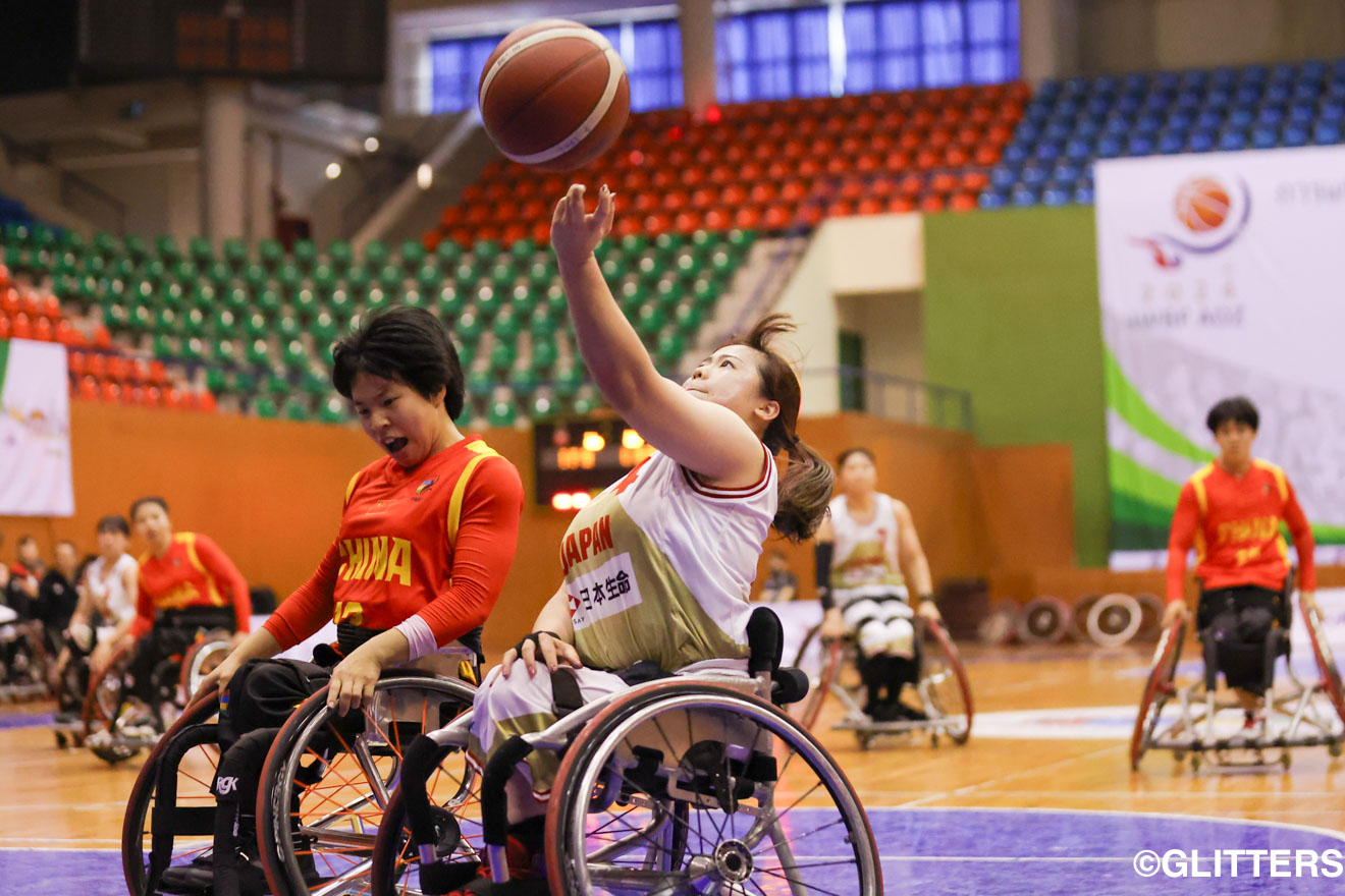 持ち前のスピードでインサイドに切り込みレイアップを決める柳本あまね | 女子日本代表、苦境を乗り越えてパリへの扉を切り開く!|2024アジアオセアニアチャンピオンシップス | Glitters 障害者スポーツ専門ニュースメディア