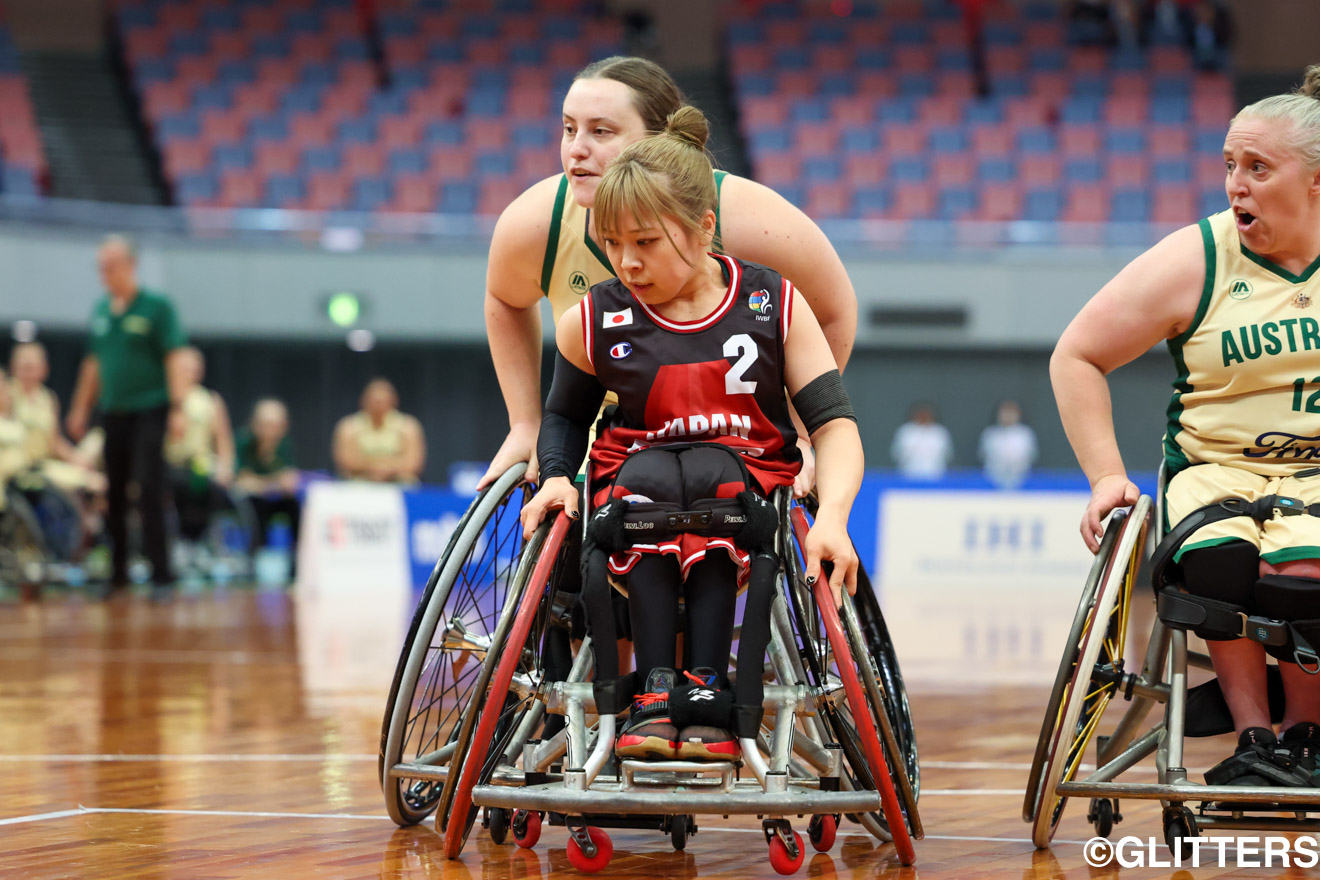 オーストラリア選手の動きを止めようとする財満いずみ | 女子日本代表、4大会ぶりの自力出場の快挙！｜2024 IWBF 女子車いすバスケットボール最終予選 | Glitters 障害者スポーツ専門ニュースメディア