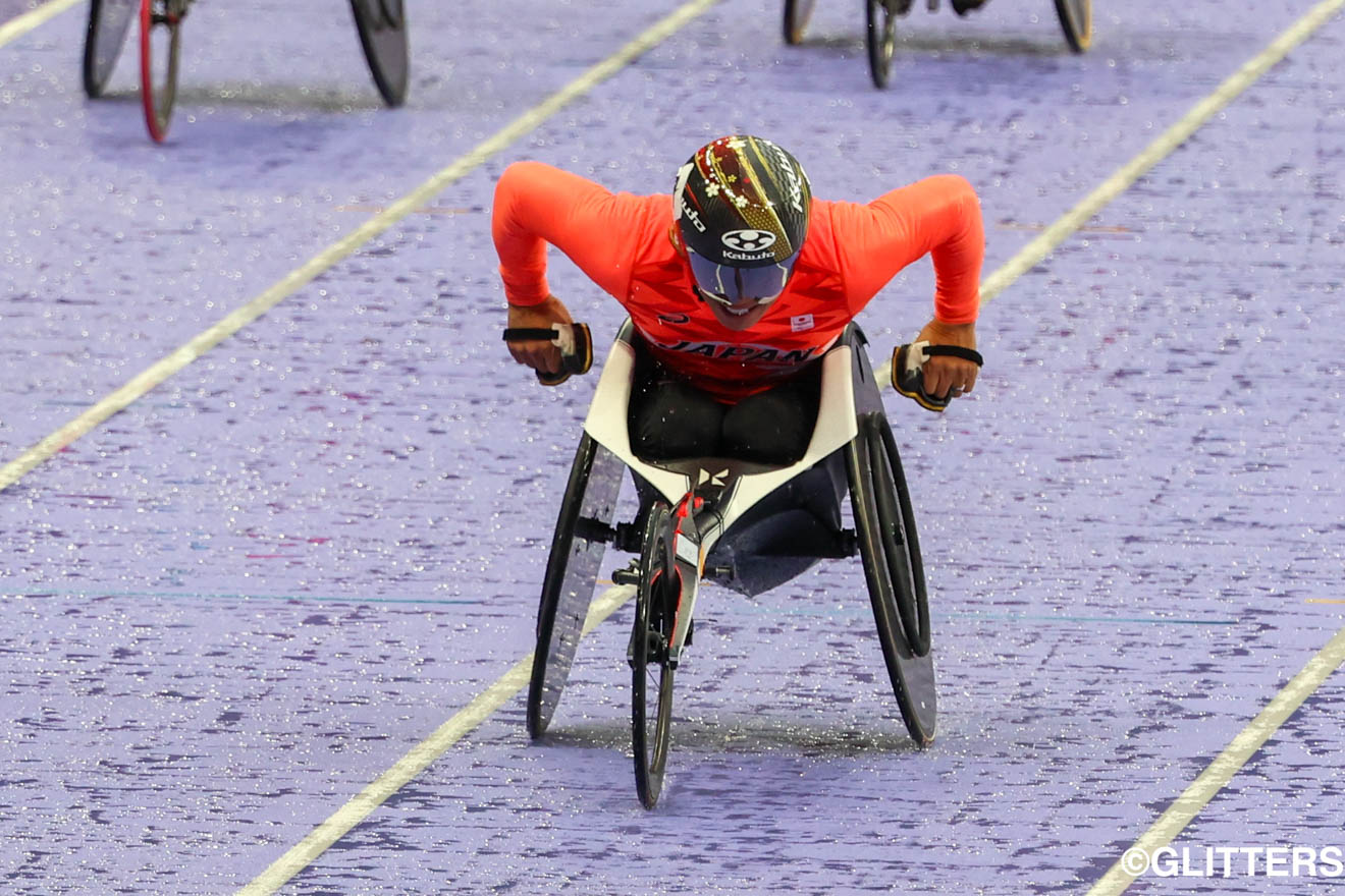 レース後半、ありったけの力をこめてレーサーを漕ぐ伊藤 | 佐藤友祈は3大会連続のメダル!伊藤智也は日本勢史上最年長でのメダリストに!|パリ2024パラリンピック競技大会 8/30【パラ陸上】 | Glitters 障害者スポーツ専門ニュースメディア