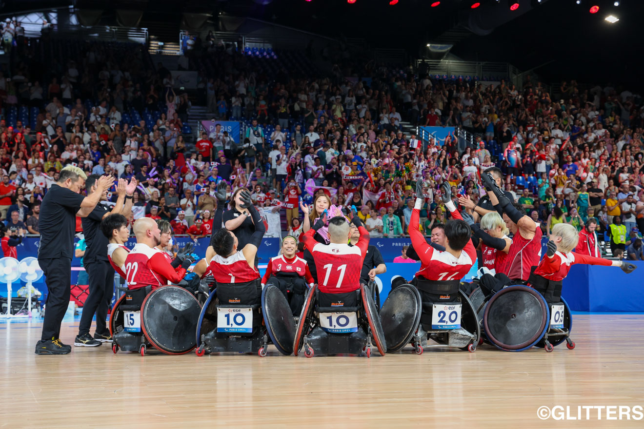 円陣を組んで勝利に歓喜する日本代表。会場の大きな声援も日本の勢いを後押しした | 日本は準決勝でオーストラリアを下し史上初の決勝進出!|パリ2024パラリンピック競技大会 9/1【車いすラグビー】 | Glitters 障害者スポーツ専門ニュースメディア