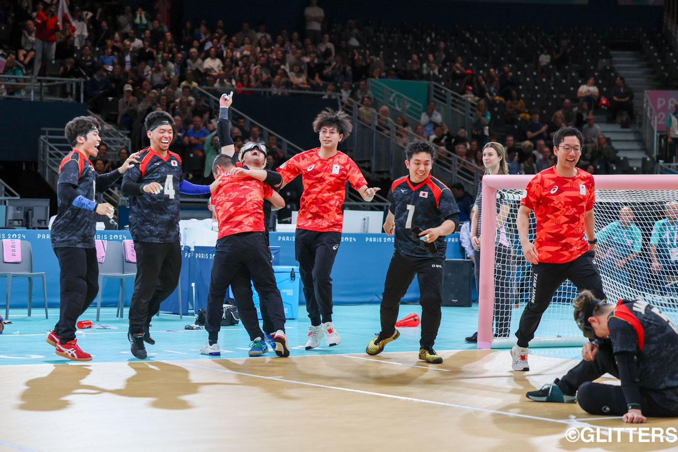 パリパラリンピックという大舞台を堂々と戦い抜いた日本代表。喜びと安堵による笑顔があふれる | 延長戦の末の勝利 ゴールボール男子が史上初の金メダルを獲得
|パリ2024パラリンピック競技大会 9/5【ゴールボール男子】 | Glitters 障害者スポーツ専門ニュースメディア