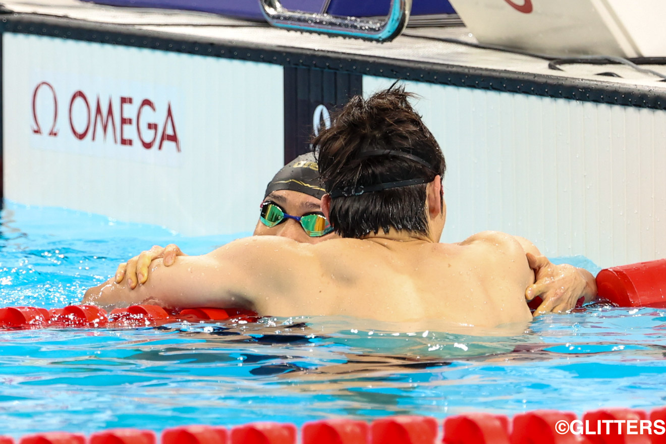 東京大会に続き、ライバルとしてパラリンピックという大舞台を共に戦い抜いた木村(手前)と富田(奥) | 木村敬一がパラリンピック新記録で今大会2個目の金メダルを獲得!富田宇宙は銅メダルに輝く|パリ2024パラリンピック競技大会 9/6【水泳】 | Glitters 障害者スポーツ専門ニュースメディア