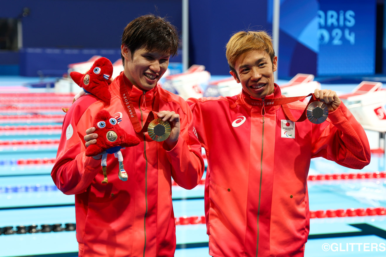 笑顔でメダルを掲げる木村敬一(東京ガス)と富田宇宙(EY Japan) | 木村敬一がパラリンピック新記録で今大会2個目の金メダルを獲得!富田宇宙は銅メダルに輝く|パリ2024パラリンピック競技大会 9/6【水泳】 | Glitters 障害者スポーツ専門ニュースメディア