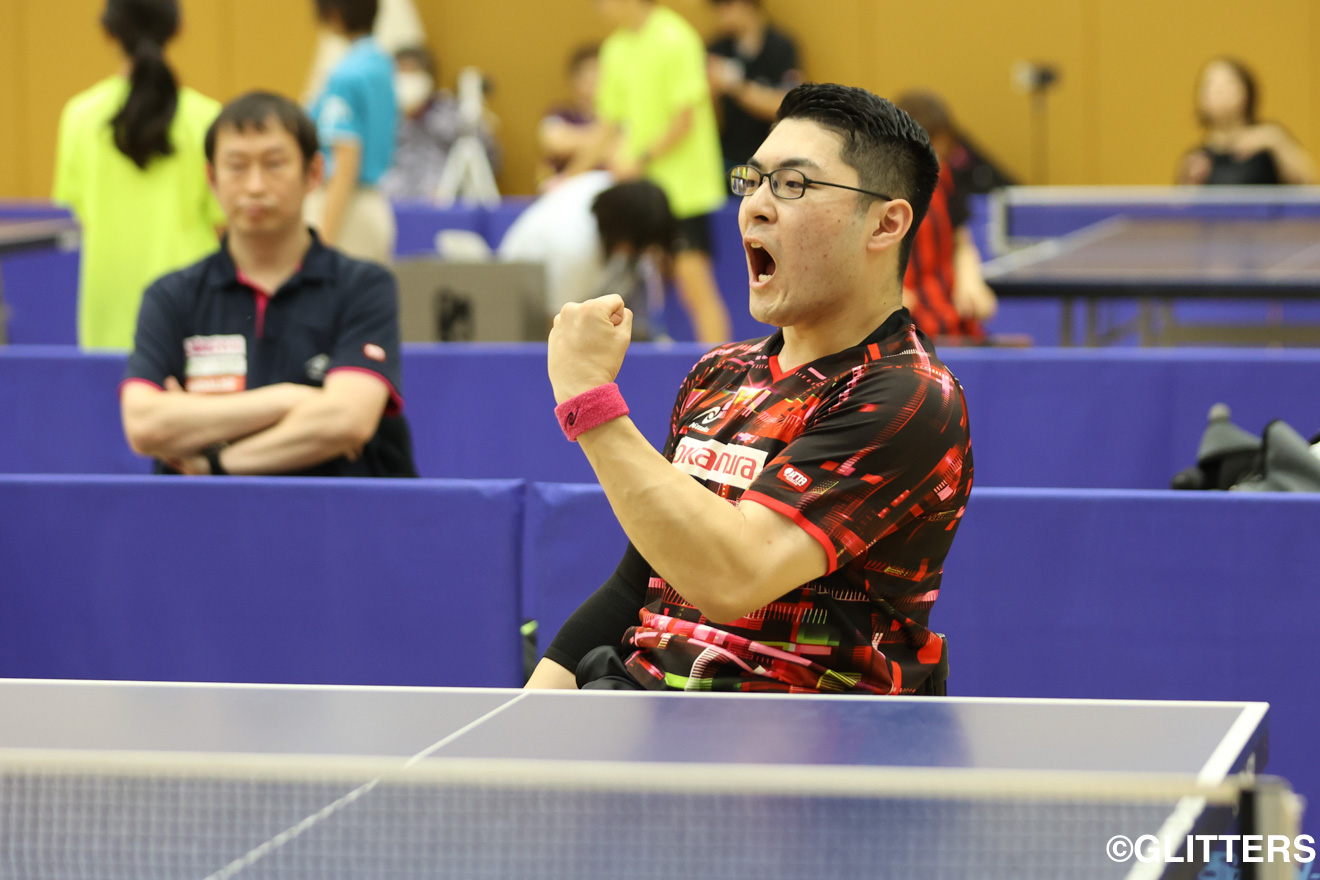 決勝戦を制した七野、ガッツポーズからは喜びが溢れた | 世界ランク2位の八木克勝は大逆転で涙の優勝|第16回全日本パラ卓球選手権大会(肢体の部) | Glitters 障害者スポーツ専門ニュースメディア