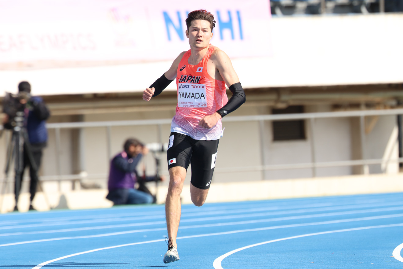 全体1位で決勝に進出した山田には陸上第1号の金メダルに期待が寄せられる | 陸上・男子100m、佐々木は連覇ならず悔しい銅メダル|東京2025デフリンピック | Glitters 障害者スポーツ専門ニュースメディア