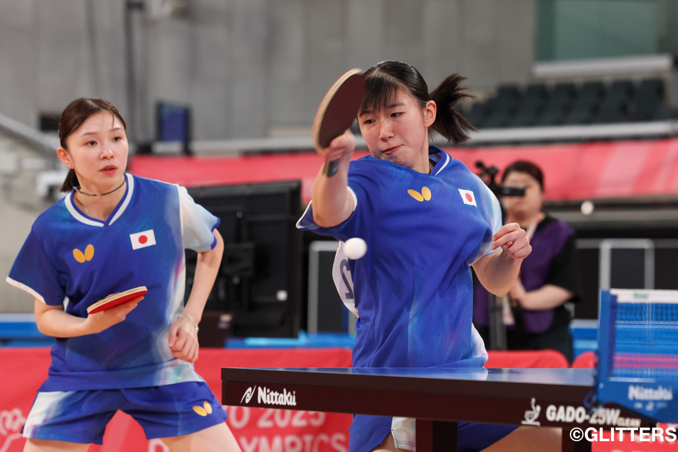 見事なコンビネーションで値千金の勝利をつかんだ山田萌(右)と山田瑞(左) | 卓球・女子ダブルス、ダブル山田ペアが銅メダルを獲得!|東京2025デフリンピック | Glitters 障害者スポーツ専門ニュースメディア