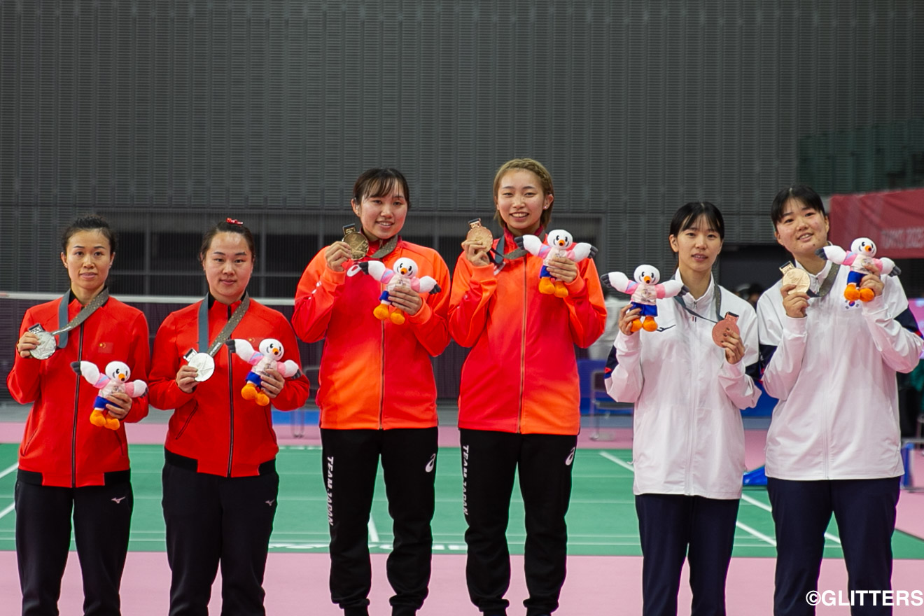準決勝、決勝と貫禄のストレート勝ちで金メダルに輝いた矢ケ部姉妹 | バドミントン・女子ダブルスの矢ケ部姉妹が悲願の金メダル！男子ダブルスの森本・永石ペアは銀！｜東京2025デフリンピック | Glitters 障害者スポーツ専門ニュースメディア